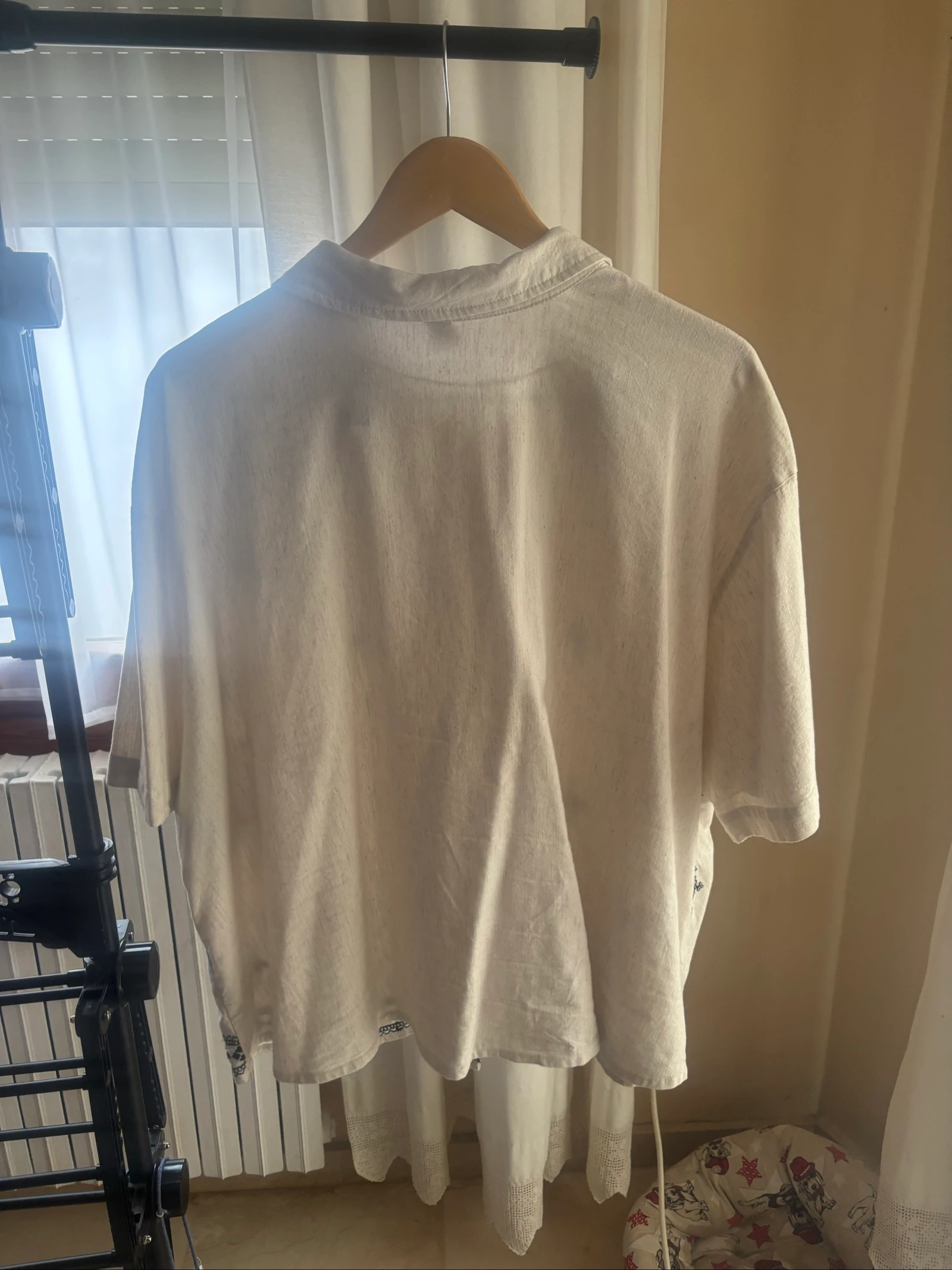Camisa beige con decorados negros  – photo 8